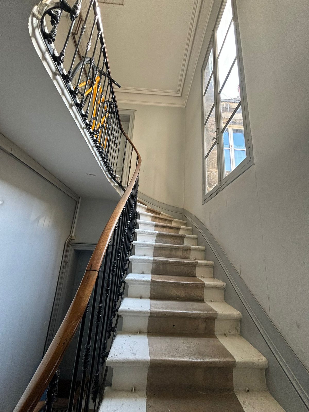 Escalier courbe rénové à Bordeaux — finitions menuiserie EVO EPC