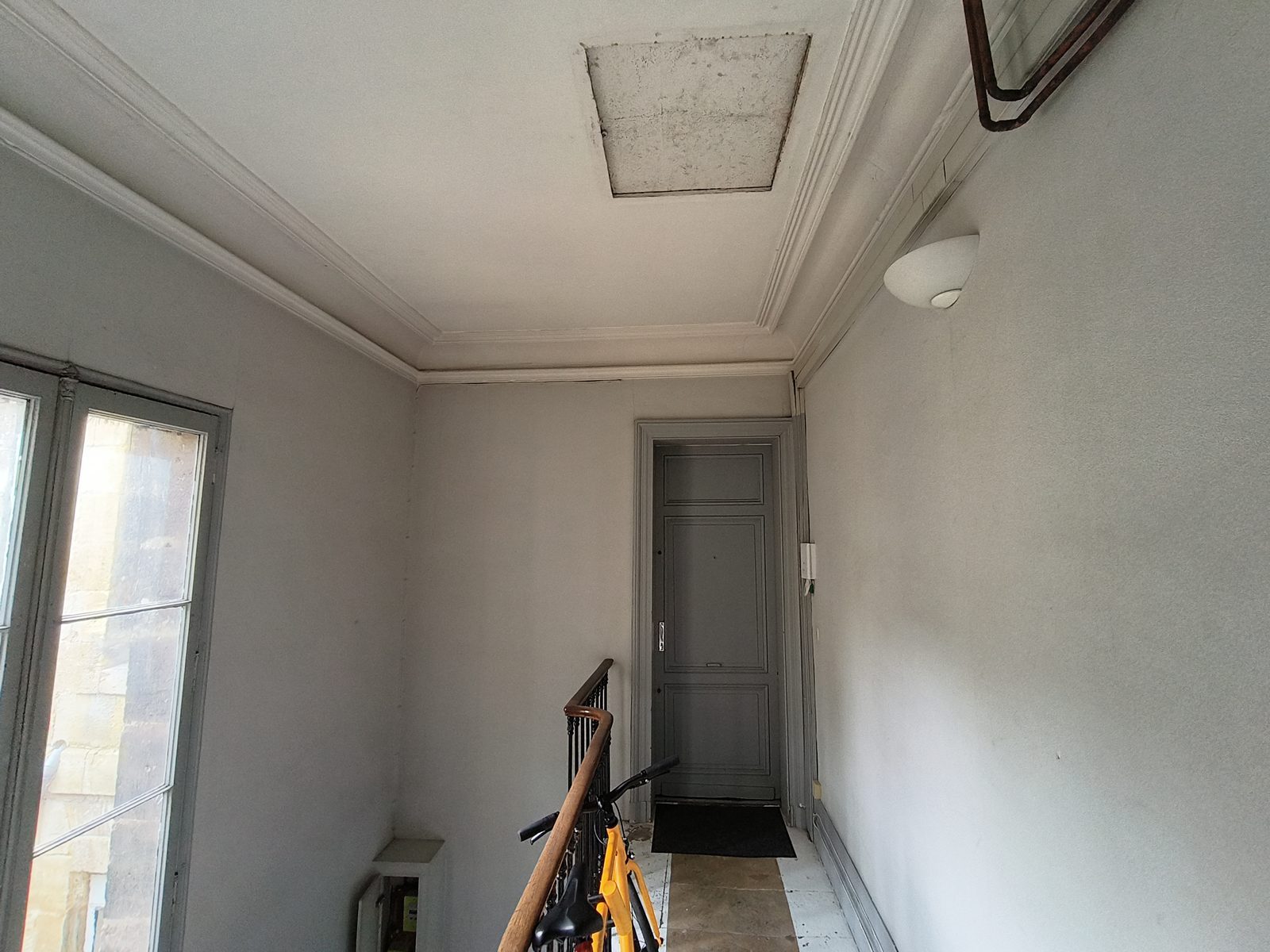 Couloir rénové avec faux plafond à Bordeaux — plâtrerie EVO EPC