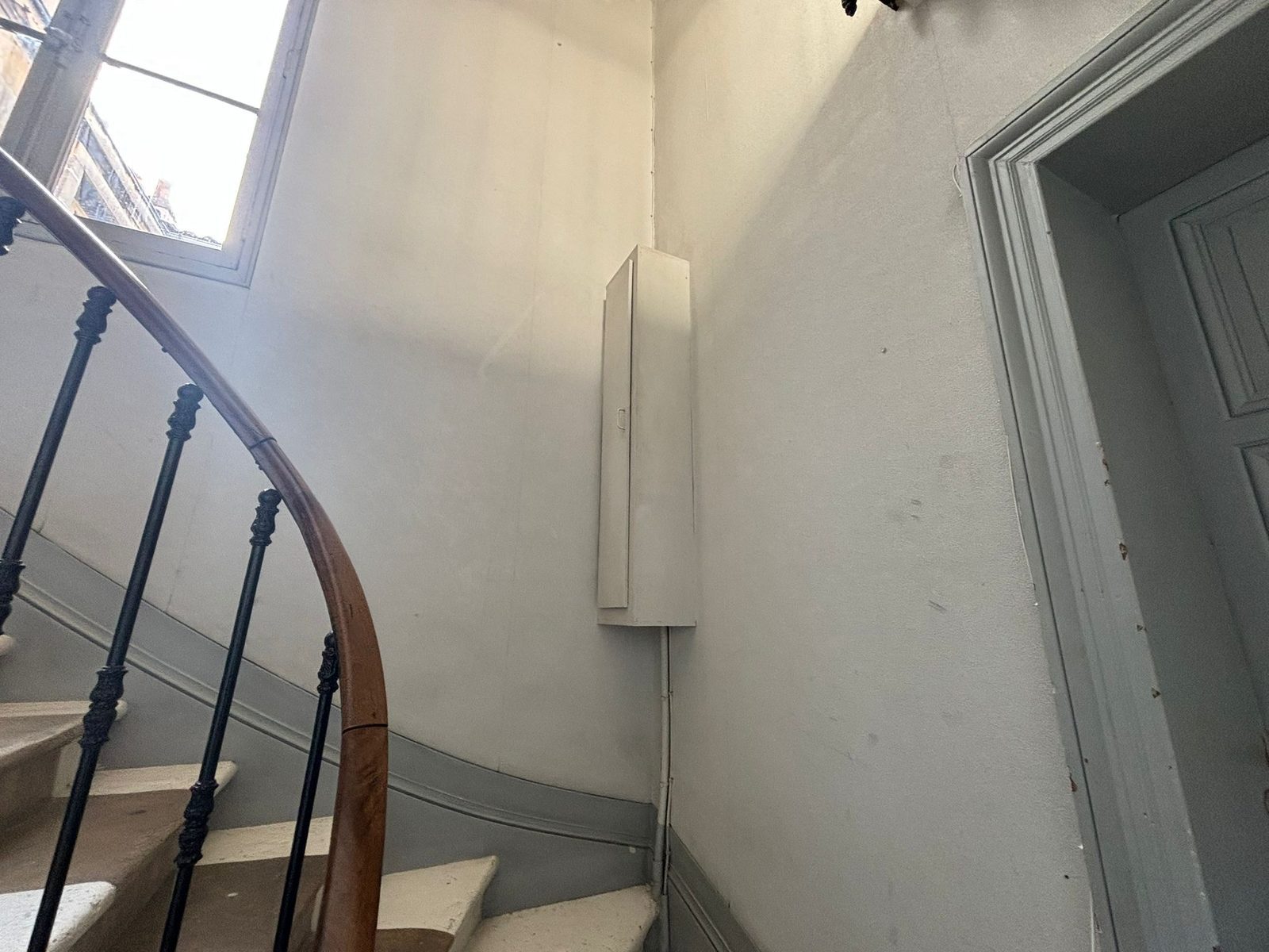 Détail de rampe d'escalier rénovée — menuiserie EVO EPC Bordeaux
