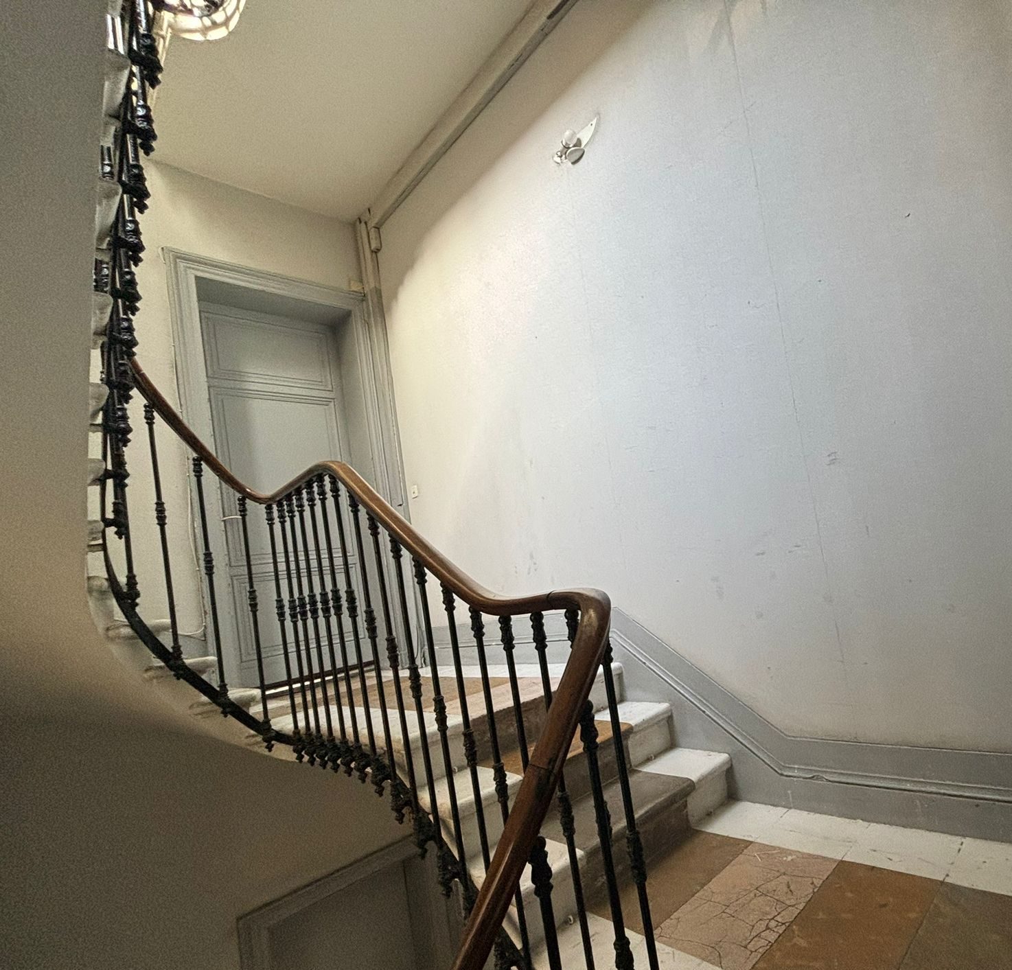 Cage d'escalier finie après rénovation à Bordeaux — EVO EPC